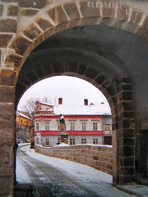 S - průhled brankou mostu.jpg