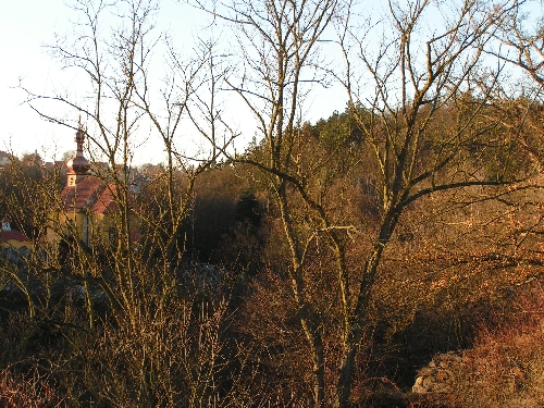 V - Pohled z hradu ke kostelu