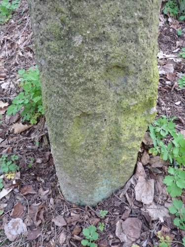 Z4- Kříž zahloubený u paty kamene