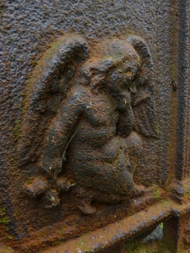 MK14 - Detail jednoho z náhrobků