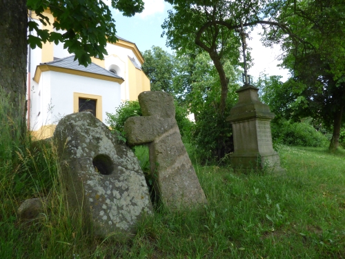 C5 - Kamenné kříže stojí vedle božích muk