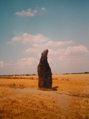 Klobuky - menhir Zkamenělý pastýř 3.jpg